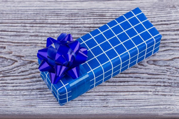 Yay ile mavi hediye kutusu. — Stok fotoğraf