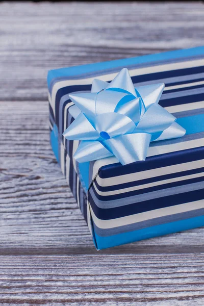 Mavi fiyonklu hediye kutusu. — Stok fotoğraf