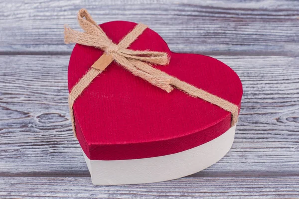 Ρομαντική καρδιά από χαρτόνι σε σχήμα δώρου. — Φωτογραφία Αρχείου