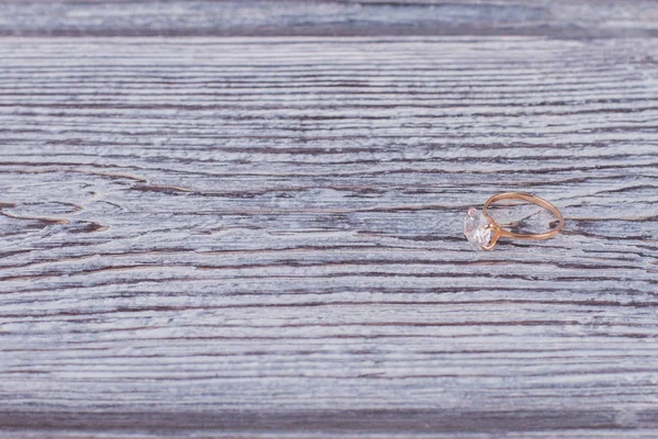 木製の背景のダイヤモンド リング. — ストック写真