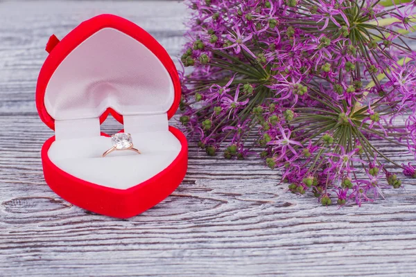 Anello diamante in scatola e fiori freschi . — Foto Stock
