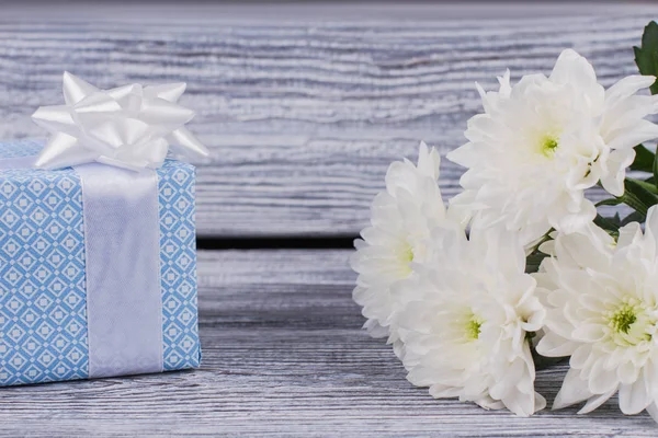 선물 상자와 흰색 국화 꽃. — 스톡 사진