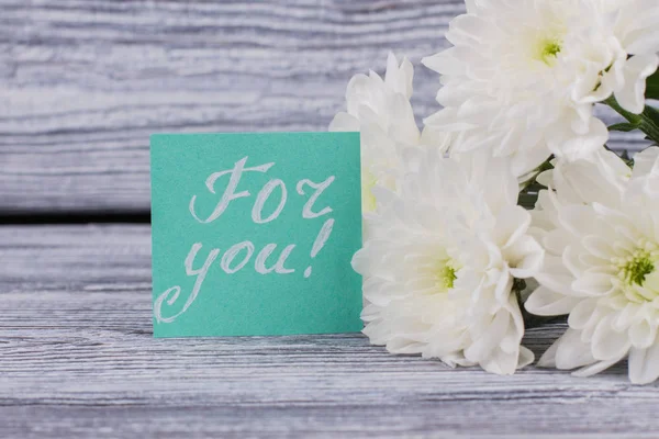 Flores y tarjeta con inscripción para usted . — Foto de Stock