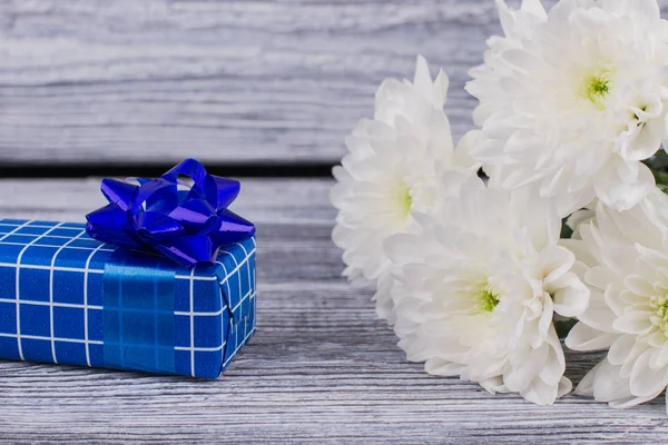 Caja de regalo azul y flores blancas . —  Fotos de Stock