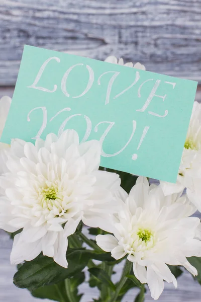 꽃과 비문 카드는 당신을 사랑합니다. — 스톡 사진