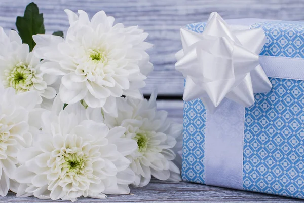 흰 꽃과 블루 선물 상자를 닫습니다. — 스톡 사진