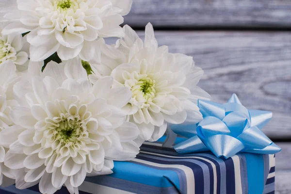 선물 상자 흰색 꽃을 닫습니다. — 스톡 사진