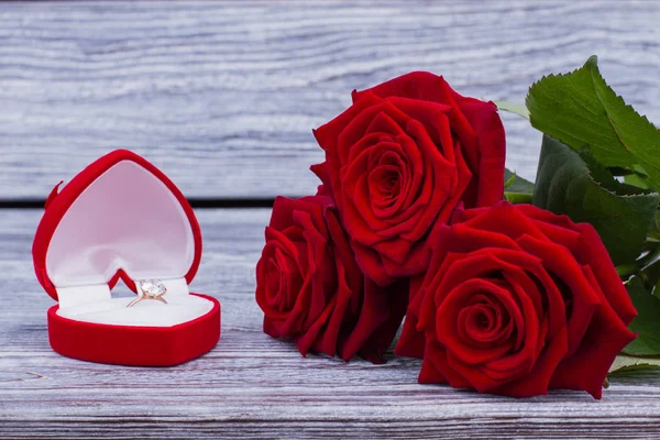 Красные розы и бриллиантовое кольцо в коробке . — стоковое фото