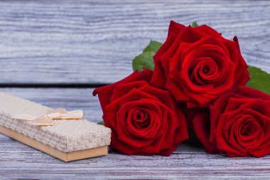 çiçek ve hediye kutusu ahşap arka plan üzerinde.