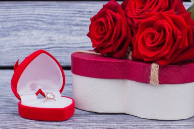 Gül ve elmas yüzük ile hediye kutusu.