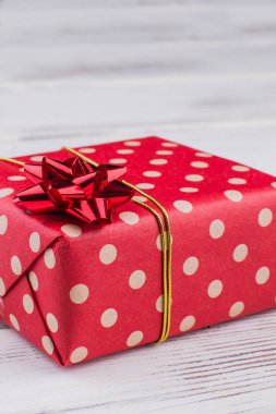 Hediye kutusu ile noktalı kağıt sarılı.