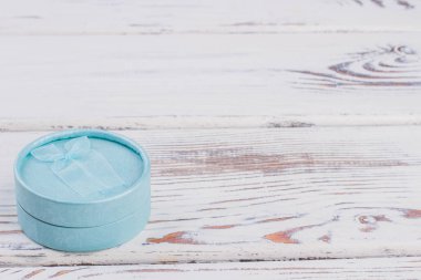 Yuvarlak kumaş kutu takı için.