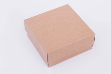 Kahverengi karton hediye kutusu. Düz karton mevcut kutu izole. Hediyeler kavramı kaydırma.