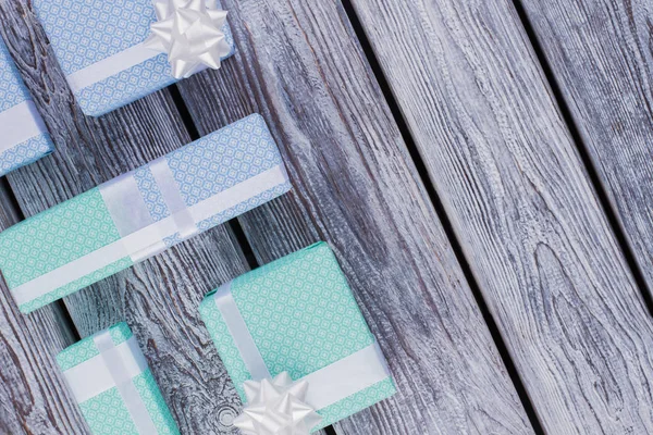 Cajas de regalo en tablas rústicas de madera . —  Fotos de Stock