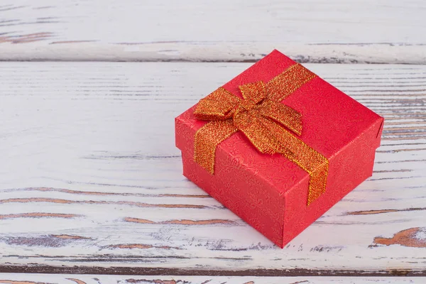 Caja de regalo de joyería roja con espacio de copia . —  Fotos de Stock