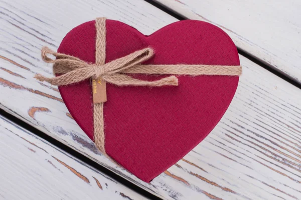 Caja de regalo roja en forma de corazón . —  Fotos de Stock