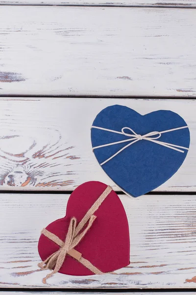 Valentýna svátek dárkové krabice na dřevěné pozadí. — Stock fotografie
