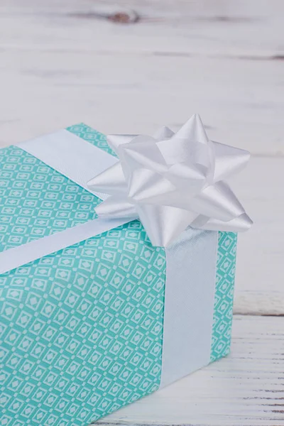 Caja de regalo de color turquesa con lazo blanco . —  Fotos de Stock