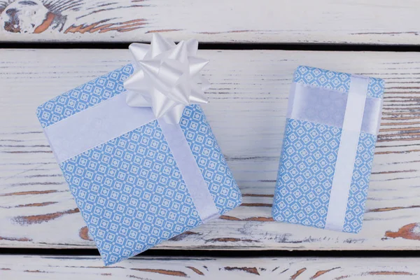 Scatole regalo blu su sfondo di legno . — Foto Stock