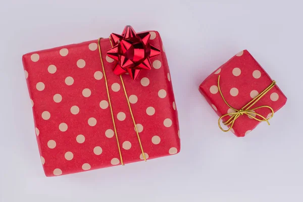 Zwei rote Geschenkboxen auf grauem Hintergrund. — Stockfoto