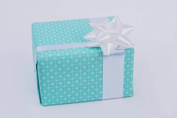 Födelsedag presentbox i blått papper. — Stockfoto