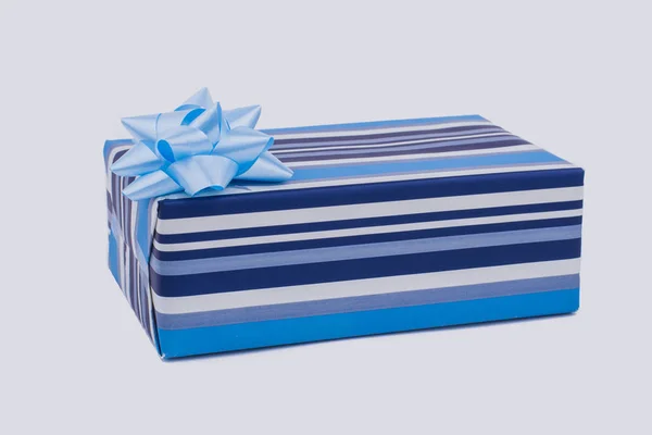 带弓的蓝色条纹礼品盒. — 图库照片