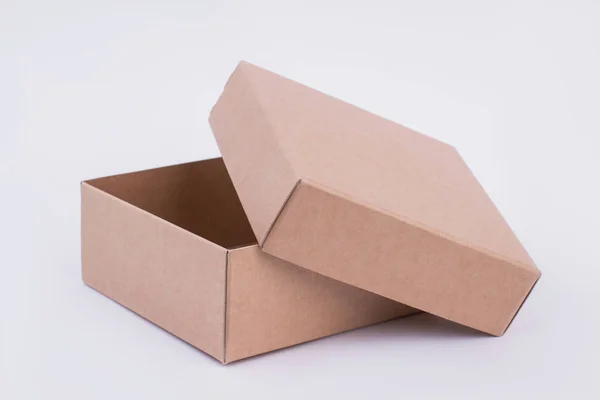 Ανοιχτό μπεζ κουτί από χαρτόνι. — Φωτογραφία Αρχείου