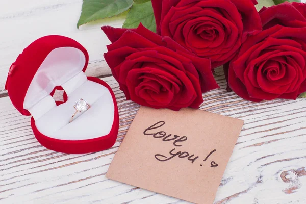 Τριαντάφυλλα, διαμάντι δαχτυλίδι και αγάπη μήνυμα. — Φωτογραφία Αρχείου