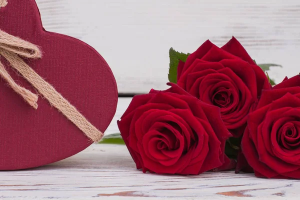 Fechar rosas vermelhas e caixa de presente . — Fotografia de Stock
