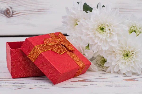 Cerrar joyería caja de regalo y ramo de flores . —  Fotos de Stock