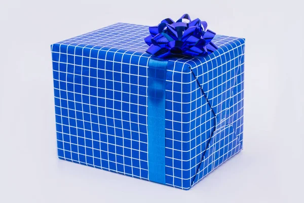 Caja de regalo azul con decoración blanca . —  Fotos de Stock