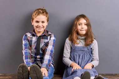 Küçük şirin kız ve erkek kardeş portre.