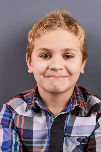 Portret van een schattig lachend jongetje. — Stockfoto