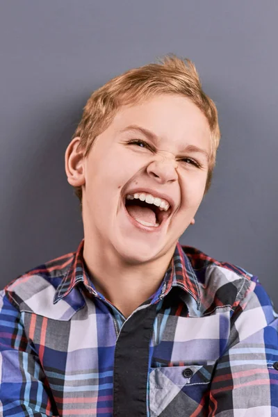 Nevető kaukázusi fiú portréja. — Stock Fotó