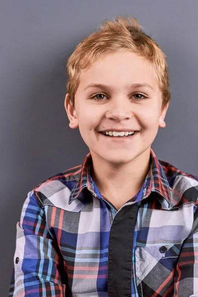 Portret van gelukkig lachend kleine jongen. — Stockfoto