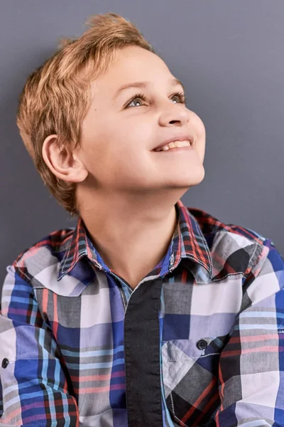 Vrolijk jongetje op zoek naar boven. — Stockfoto