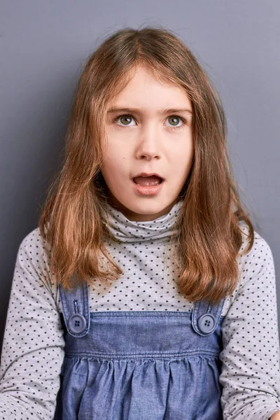 Schattig klein meisje opent mond. — Stockfoto