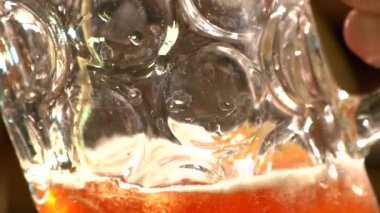Makro görünümü bira bardağı ale ile doldurarak çukur. İngiliz tarzı bira bardağı bira ile dökme kapatın. Su lekeleri bira cam üzerinde.