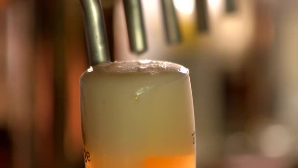 Espuma de cerveza blanca que fluye hacia abajo, lento-mo . — Vídeos de Stock