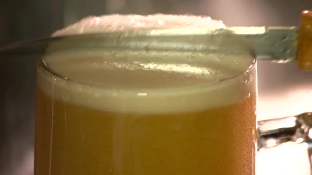 Corte rascador de espuma de cerveza, cámara lenta . — Vídeo de stock