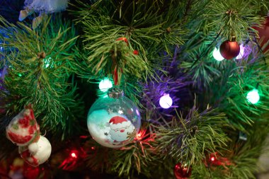 Çam ağacı Noel süsler kapatın.