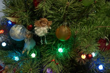 Güzel süsler ile Noel ağacı yakın çekim.