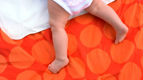 Голые ноги младенца на одеяле . — стоковое фото