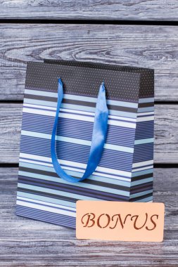 Ahşap arka planda kağıt alışveriş torbası.