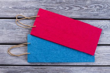 Renkli alışveriş torbaları ahşap arka plan üzerinde yalan.