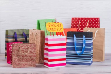 Çeşitli kağıt poşetler.