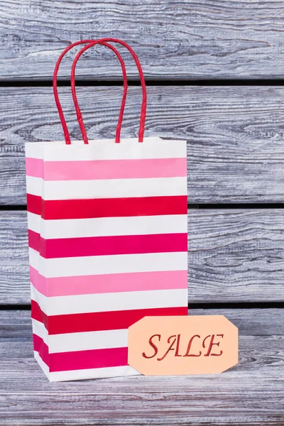 Pruhovaná nákupní taška s držadly lana. — Stock fotografie