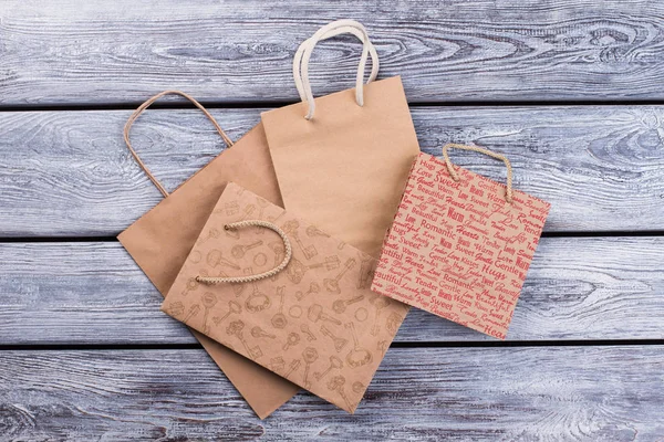 Sacos de compras de papel kraft em fundo de madeira . — Fotografia de Stock