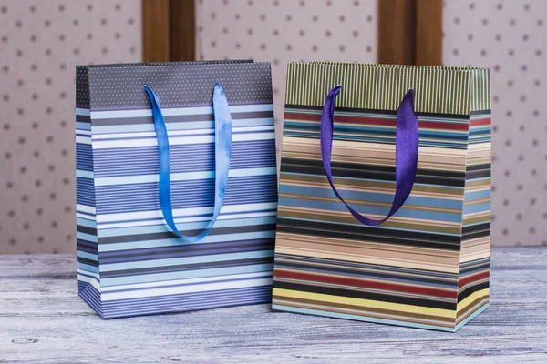 Two paper shopping bags with satin handles. — Stock Photo, Image