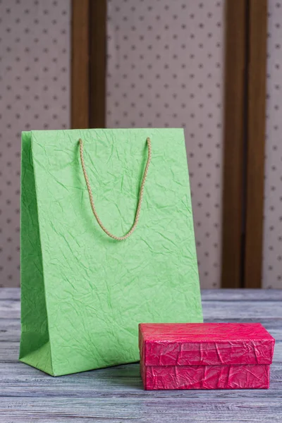 Saco de compras verde e caixa de presente rosa . — Fotografia de Stock